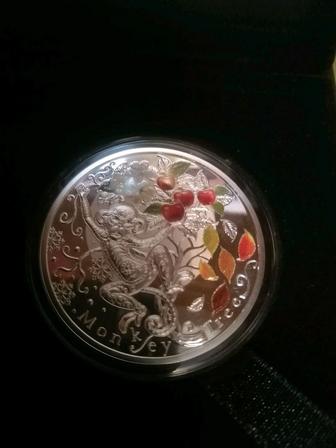 Монета серебро Обезьянка на дереве счастья.