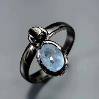 Кольцо из серебра 925 пробы с натуральным голубым АКВАМАРИНОМ.