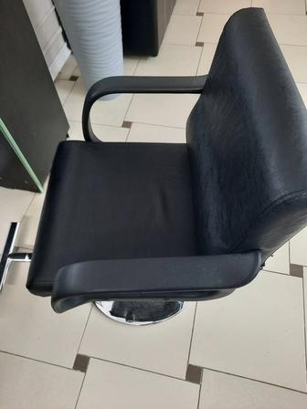 Продам парикмахерское кресло