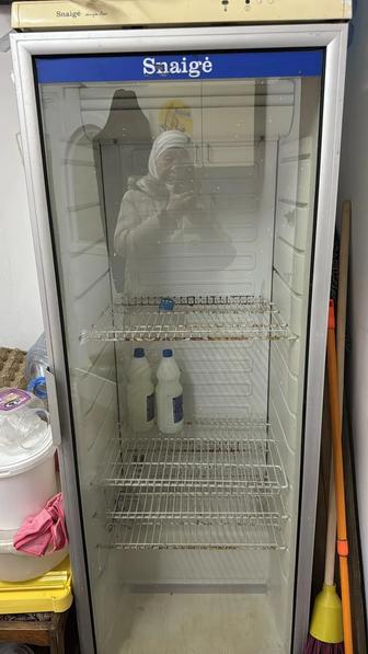 Продам холодильную витрину Snaige
