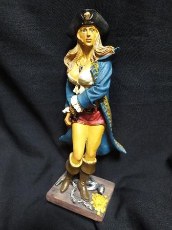 Статуэтка Девушка — Пират