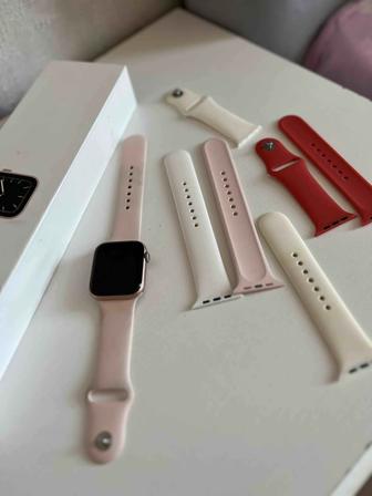 Розовый Apple Watch 5