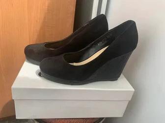 Туфли черные на сплошном каблуке