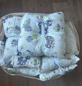 Бортики на кроватку с одеялом, простынью и подушкой
