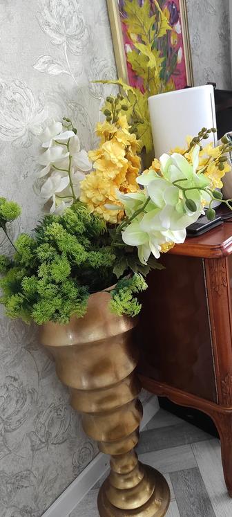 Продам вазу и искусственные цветы