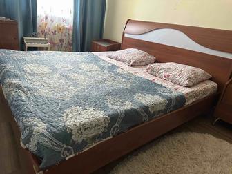 Продам спальный гарнитур( кровать и 4 тумбочки)