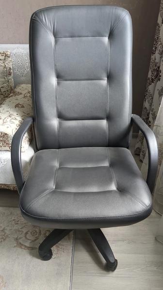 Продам офисное кресло руководительское кожа идеальное состояние