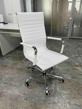 Продам офисные кресла 12 штук. Новые, белые. Также есть офисные столы 10 шт