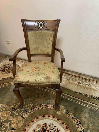 Продам стол и 8 стульев (Италия)