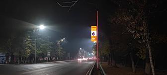 Указатель на фонарный столб освещения или придорожную опору Алматы
