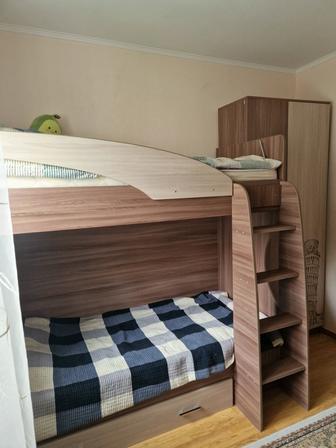 Двухярусная подростковая кровать , шкаф