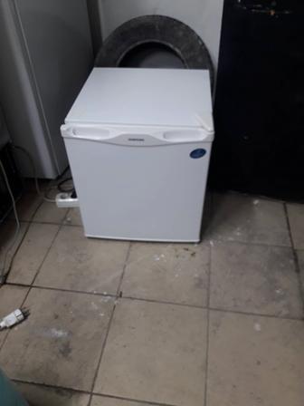 Холодильник рабочий морозит и холодит отлично мини холодильник