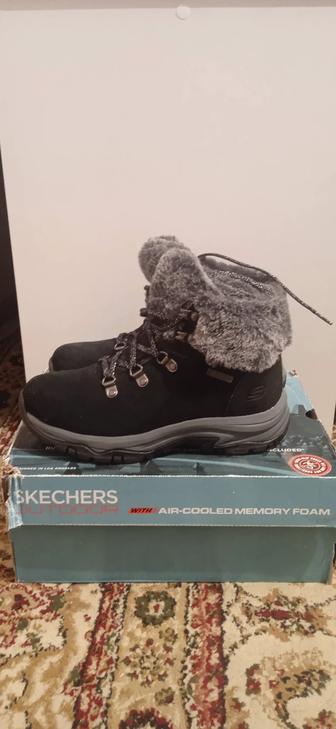 Продам зимнию обувь skechers