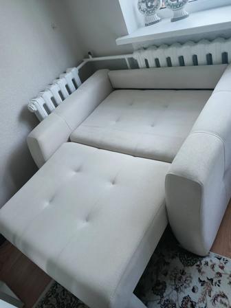 Продам кресло диван с подушкой, цвет белый, ширина 1 метр