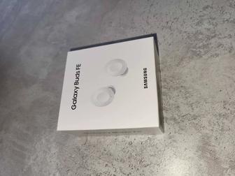 Наушники Samsung Galaxy Buds Fan Edition в упаковке