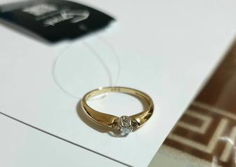 Кольцо с бриллиантом.