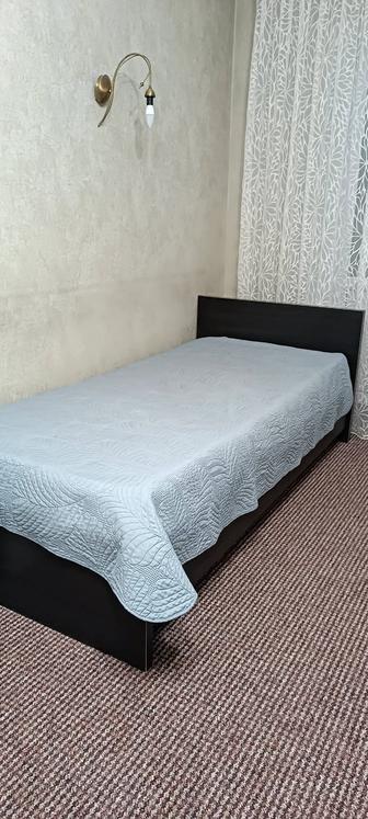 Кровать односпальная с ортопедическим матрасом и основанием ламели
