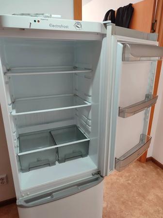 Продам холодильник, нужно поменять фреон, можно на запчасти