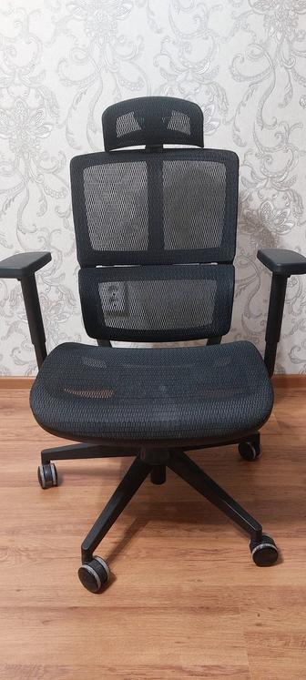Продаю офисное эргономическое кресло