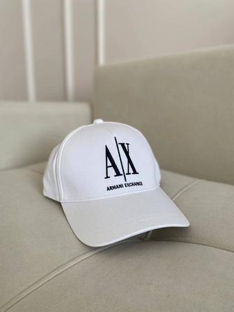 Продаю абсолютно новую кепку бренда Armani Exchange белого цвета.