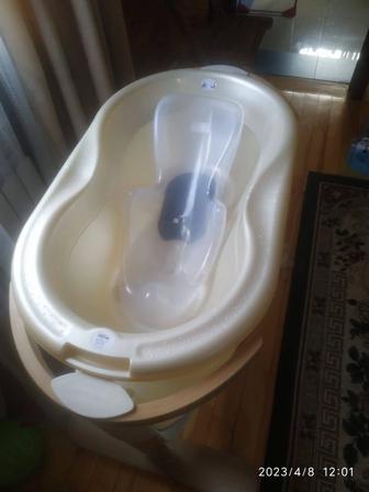 Ванночка для купания на подставке с полочками для пелёнок