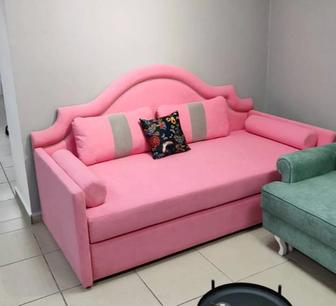 Ярко-розовый новый диван