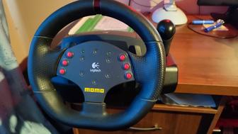 Продам игровой руль Logitech Momo racing