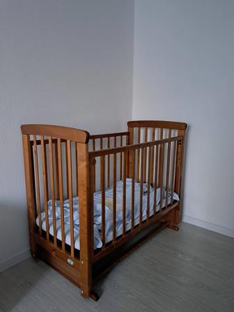 Продаётся детская деревянная кроватка с маятником, матрасиком и постельным