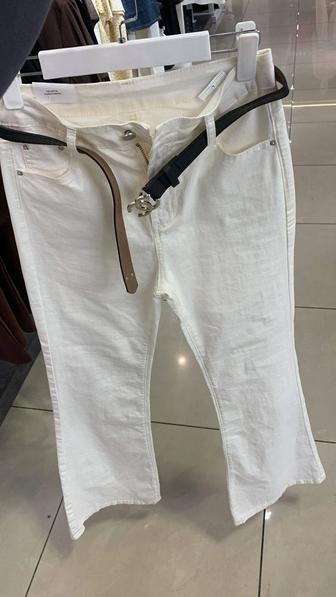 Белые джинсы брюки