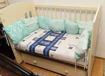 Детская кровать, матрас, подушки.