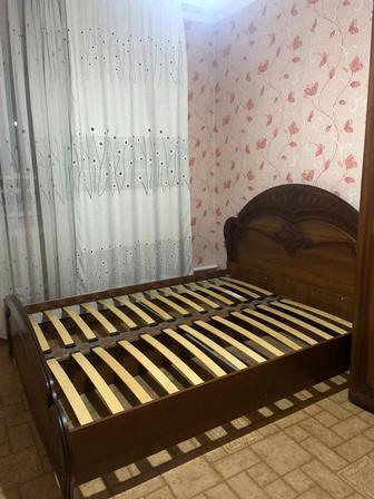 Продается двуспальная кровать без матраса