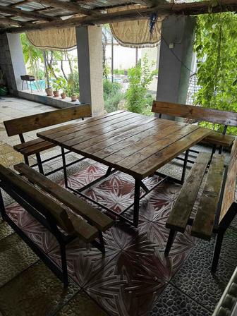 деревянный стол с 4 скамейками