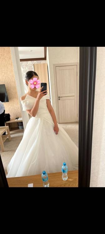 Продается свадебное платье ткань высокого качества. Одевала один раз. ра
