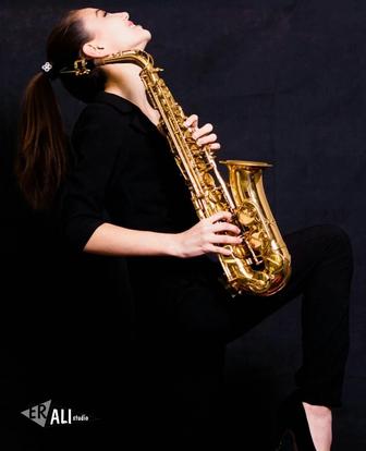 Живая музыка-саксофонист