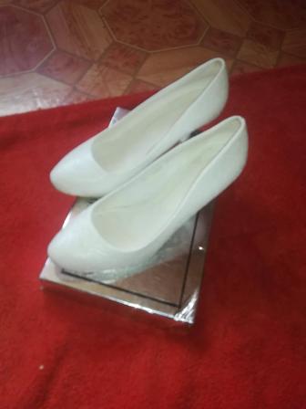 Продам туфли женские белые 37р