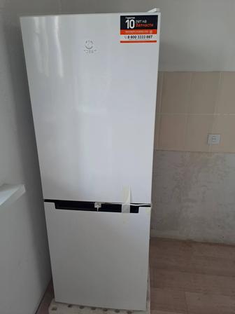 Продаётся холодильник indesit