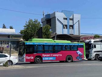Реклама на автобусах и остановках