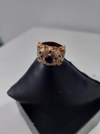 Золотой перстень с бриллиантами и сапфиром