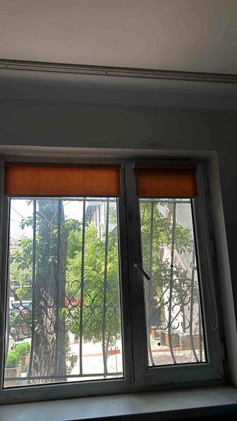 Пластиковые окна и металический решётки в подарок ролл шторы и сетка