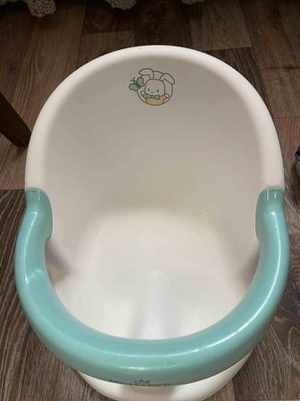 Удобное сидение в ванную для купания малыша
