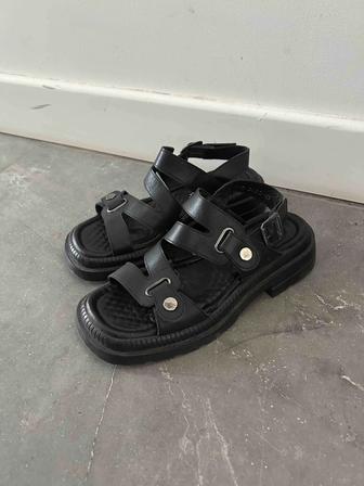 Чёрные сандали