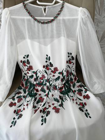 Платье белое праздничное