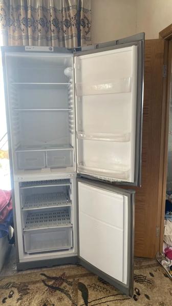 Продам холодильник. Все работает ни разу в ремонте не был