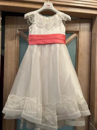 Платье белое со шлейфом 104-110 рост