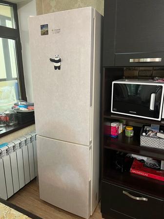 Продам кухонный гарнитур с электронной плитой и холодильник
