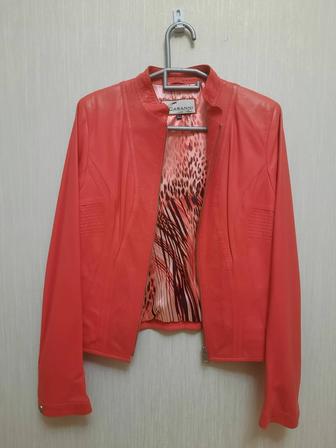 Куртка новая кожа. ТУРЦИЯ. Красный , размер М 42-44 приталенная. Мягкая.
