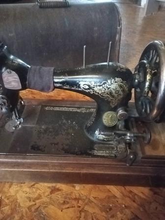 Продам старинную челночную швейную машинку