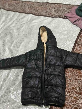 Продается детская курткана весну на мальчика 2-4 лет