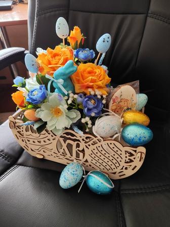 Подарочная Композиция на Пасху из яиц, пряников статуэтки и цветов