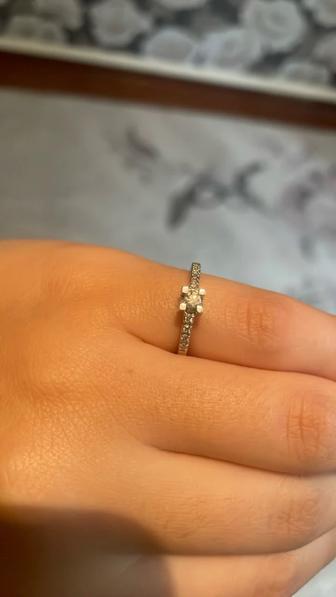 Продам кольцо из белого золота с бриллиантом (11 бриллиантов)